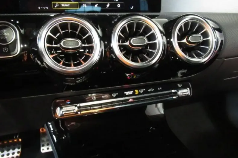 Mercedes-Benz CLA 200 din 2021 cu 56.368 km - oferta MER175372 - foto 4