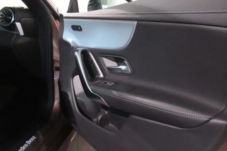 Mercedes-Benz CLA 200 din 2021 cu 56.368 km - oferta MER175372 - foto 9