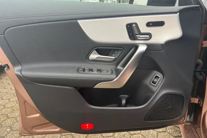 Mercedes-Benz CLA 200 din 2023 cu 8.150 km - oferta MER175374 - foto 11