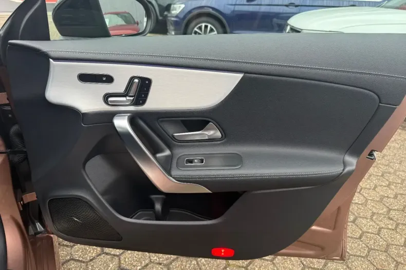 Mercedes-Benz CLA 200 din 2023 cu 8.150 km - oferta MER175374 - foto 14