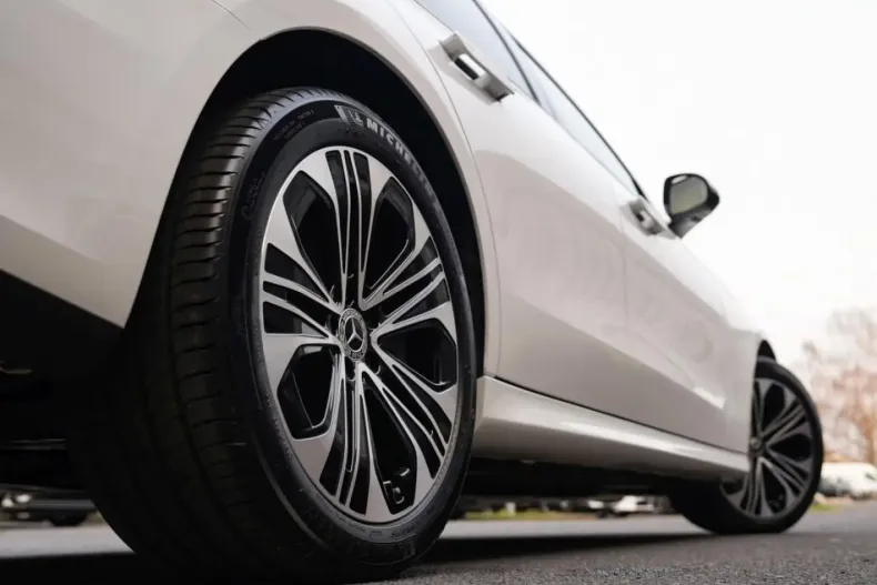 Mercedes-Benz E 300 din 2024 cu 8.400 km - oferta MER175376 - foto 5