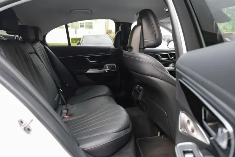 Mercedes-Benz E 300 din 2024 cu 8.400 km - oferta MER175376 - foto 11