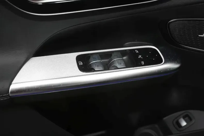 Mercedes-Benz GLC 220 din 2025 cu 14.999 km - oferta MER175408 - foto 8