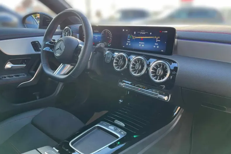 Mercedes-Benz CLA 250 din 2024 cu 5.379 km - oferta MER175773 - foto 7