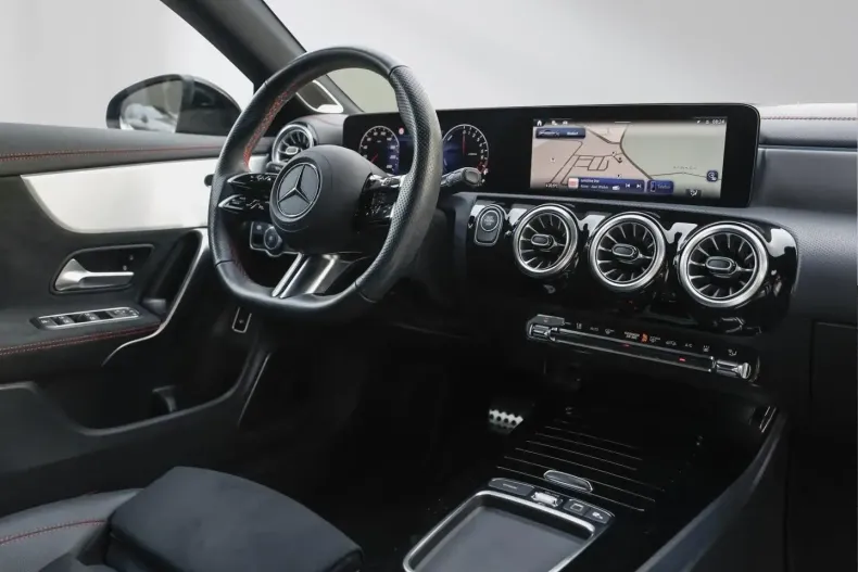 Mercedes-Benz CLA 250 din 2024 cu 11.406 km - oferta MER175776 - foto 4