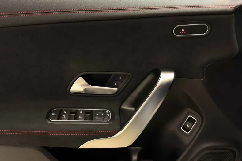 Mercedes-Benz CLA 250 din 2024 cu 32.500 km - oferta MER175778 - foto 6