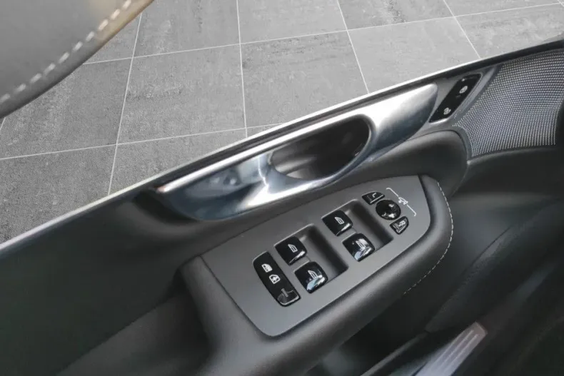 Volvo XC90 din 2024 cu 1 km - oferta VOL176191 - foto 12