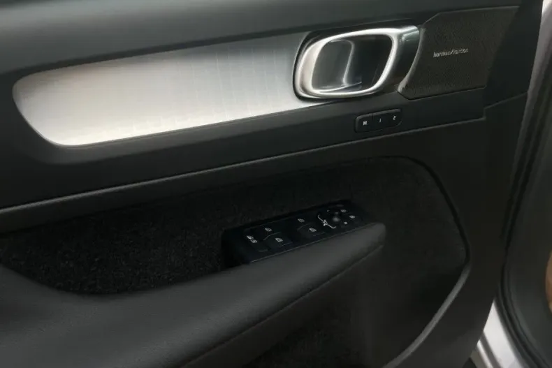 Volvo XC40 din 2025 cu 1 km - oferta VOL176192 - foto 11