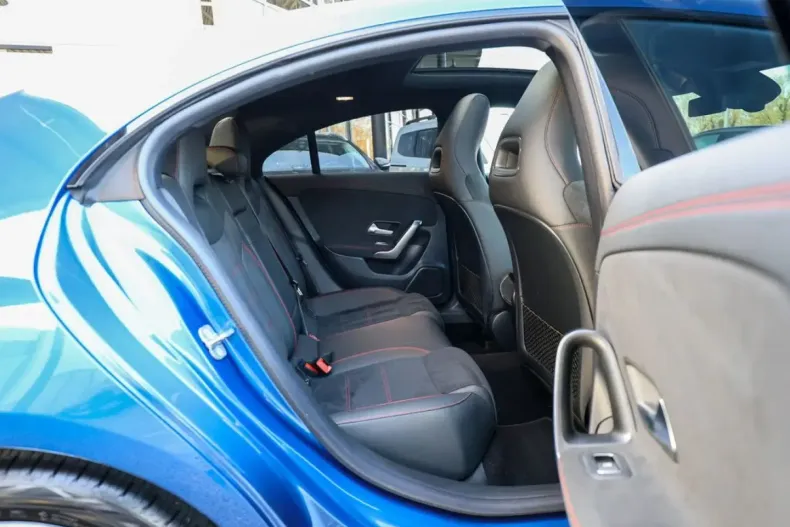 Mercedes-Benz CLA 180 din 2024 cu 3.952 km - oferta MER176294 - foto 4