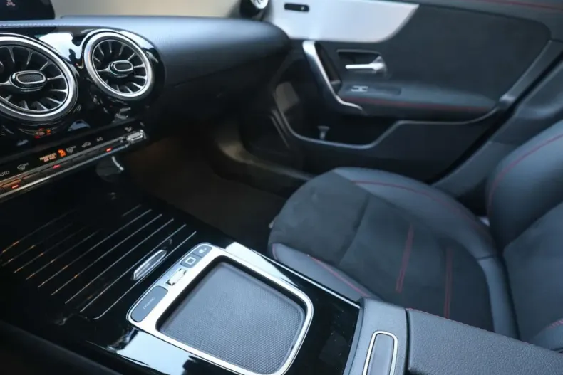 Mercedes-Benz CLA 180 din 2024 cu 3.952 km - oferta MER176294 - foto 14