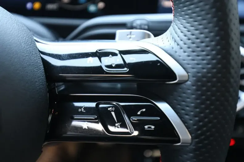 Mercedes-Benz CLA 180 din 2024 cu 3.952 km - oferta MER176294 - foto 17