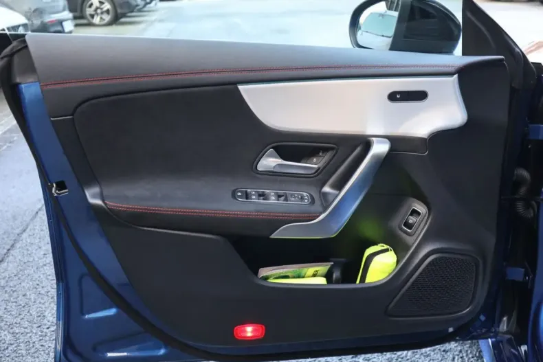 Mercedes-Benz CLA 180 din 2024 cu 3.952 km - oferta MER176294 - foto 21