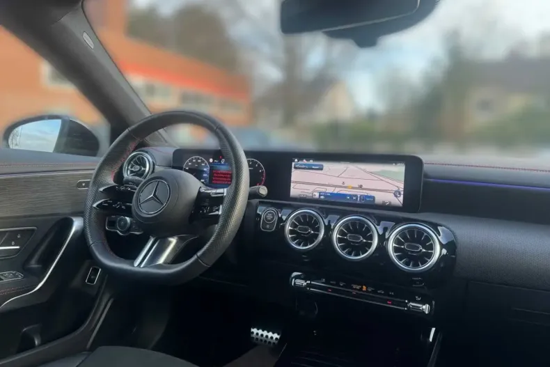 Mercedes-Benz CLA 180 din 2024 cu 16.430 km - oferta MER176314 - foto 7