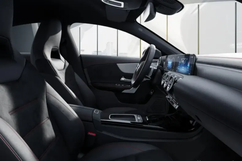 Mercedes-Benz CLA 200 din 2024 cu 11.310 km - oferta MER176316 - foto 6