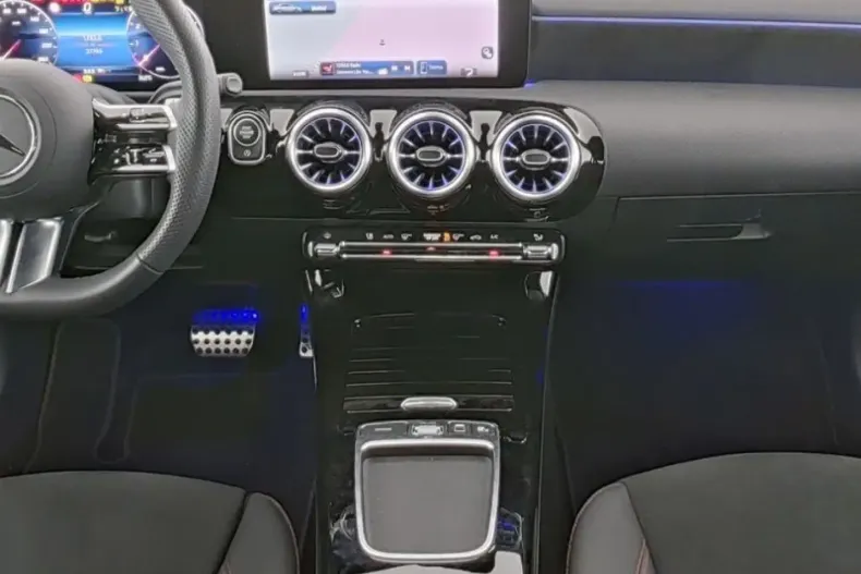 Mercedes-Benz CLA 180 din 2024 cu 27.765 km - oferta MER176332 - foto 4