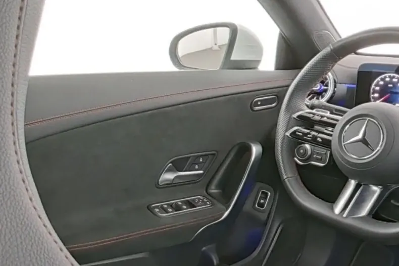 Mercedes-Benz CLA 180 din 2024 cu 27.765 km - oferta MER176332 - foto 8