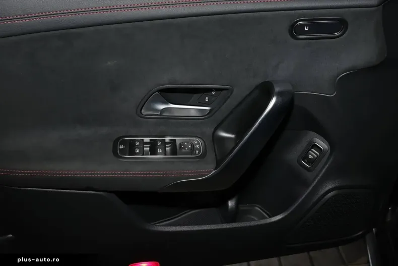 Mercedes-Benz CLA 200 din 2024 cu 9.980 km - oferta MER176342 - foto 11