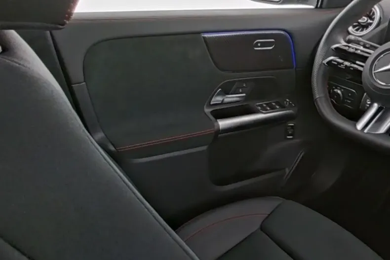 Mercedes-Benz GLA 200 din 2024 cu 23.109 km - oferta MER176405 - foto 9