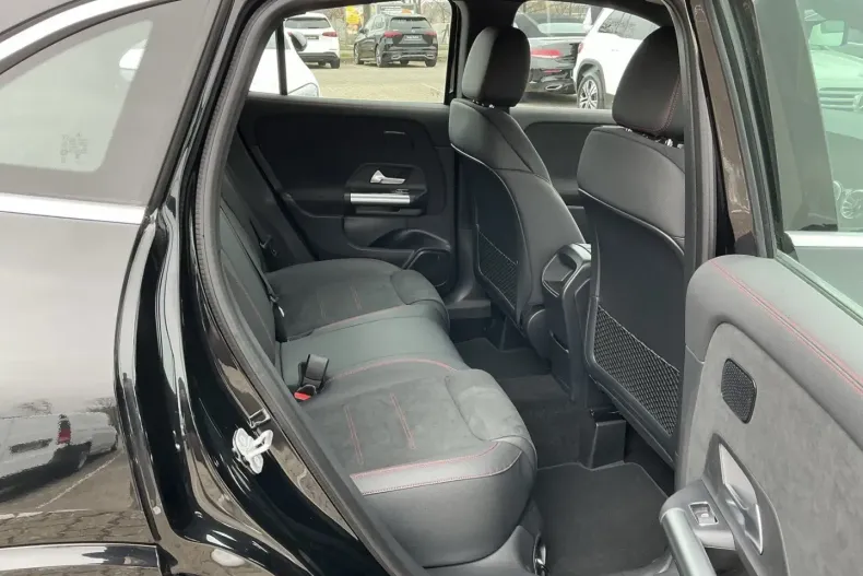 Mercedes-Benz GLA 180 din 2025 cu 12.045 km - oferta MER176408 - foto 10