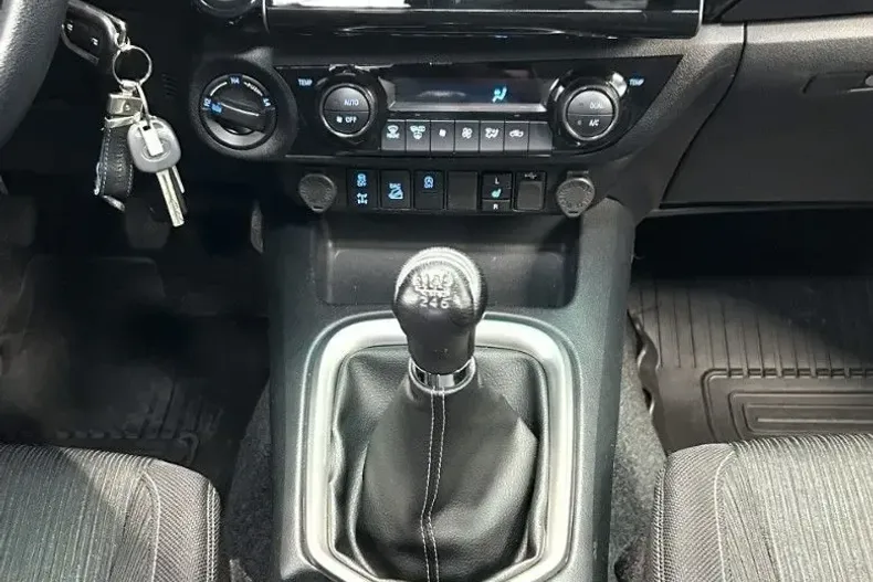 Toyota Hilux din 2024 cu 20.000 km - oferta TOY176537 - foto 12