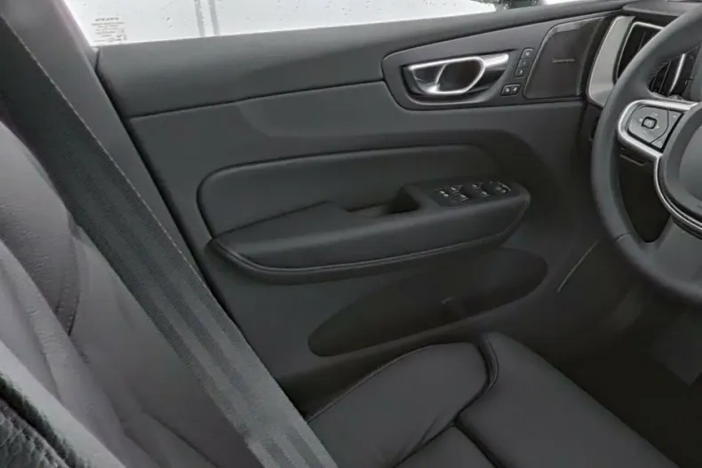 Volvo XC60 din 2025 cu 1.500 km - oferta VOL176628 - foto 6