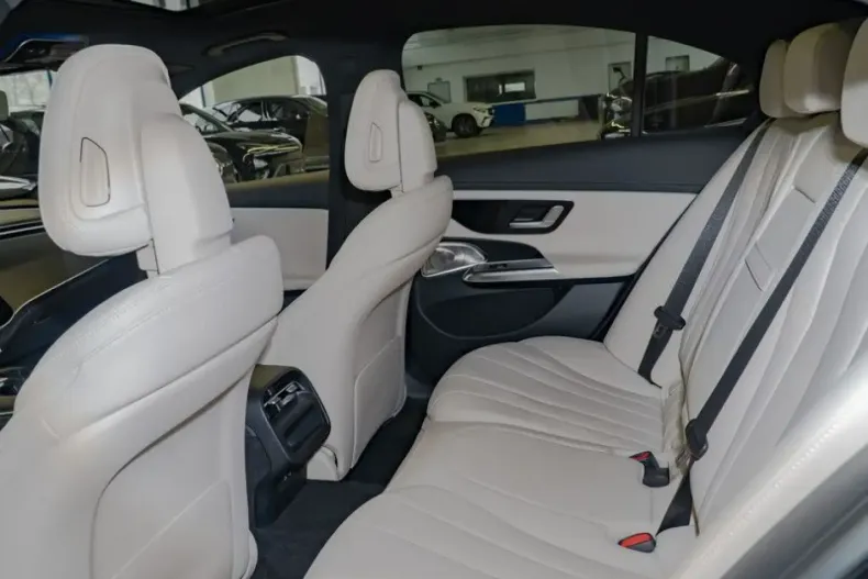 Mercedes-Benz E 200 din 2025 cu 4.628 km - oferta MER176752 - foto 9