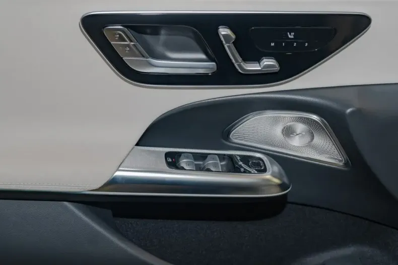 Mercedes-Benz E 200 din 2025 cu 4.628 km - oferta MER176752 - foto 10