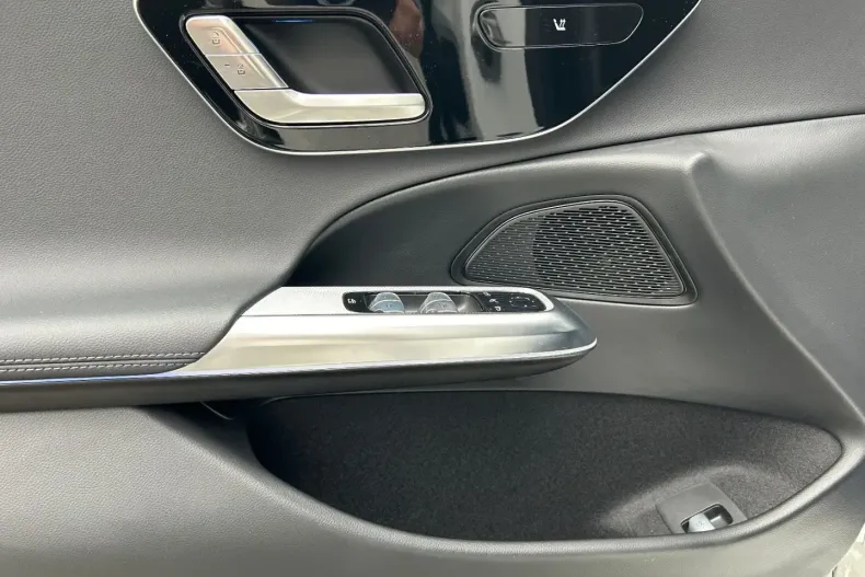 Mercedes-Benz E 220 din 2025 cu 9.750 km - oferta MER176894 - foto 11