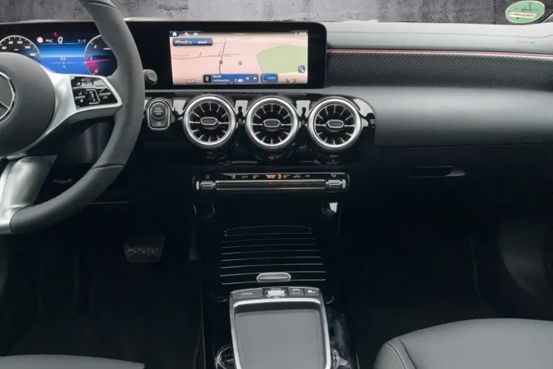 Mercedes-Benz CLA 200 din 2024 cu 16.500 km - oferta MER177101 - foto 13