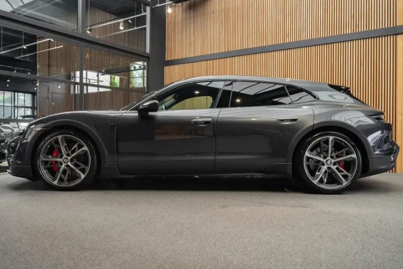 Porsche Taycan din 2023 cu 26.800 km - oferta POR177124 - foto 4