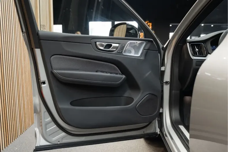 Volvo XC60 din 2024 cu 17.539 km - oferta VOL177126 - foto 5