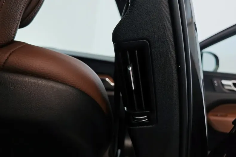 Volvo XC60 din 2020 cu 97.035 km - oferta VOL177738 - foto 12