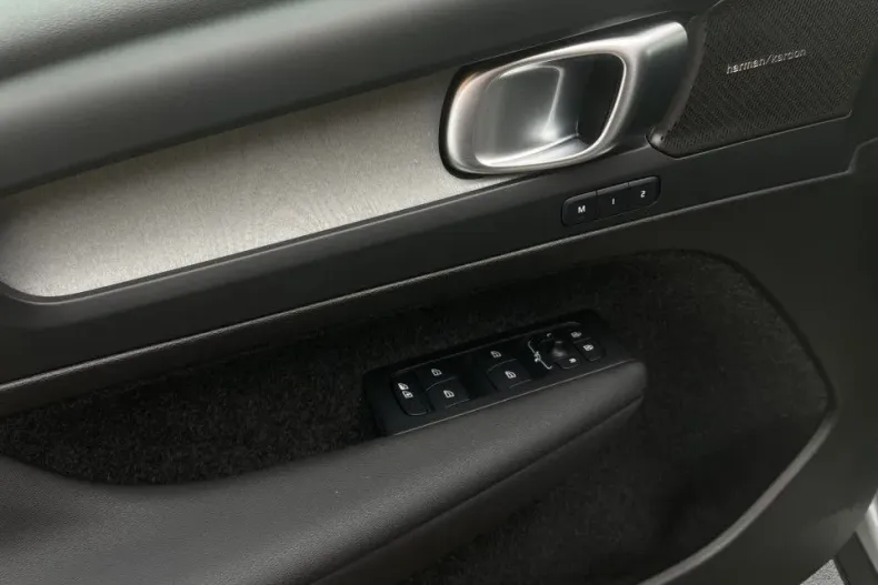 Volvo XC40 din 2025 cu 11.000 km - oferta VOL178030 - foto 12