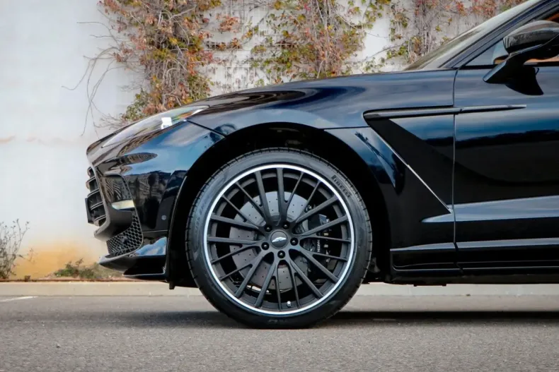 Aston Martin DBX din 2023 cu 42.600 km - oferta AST178436 - foto 4