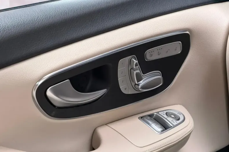 Mercedes-Benz V 300 (Clasa V) din 2023 cu 99.700 km - oferta MER178584 - foto 25