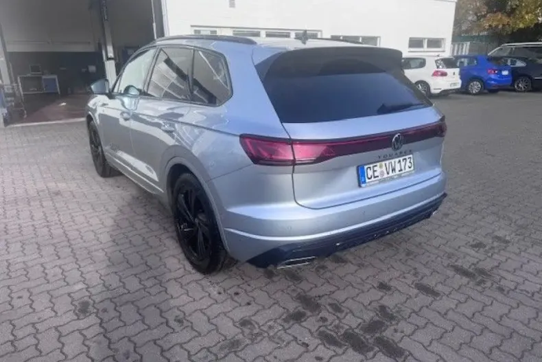 Volkswagen Touareg din 2024 cu 25.991 km - oferta VOL178832 - foto 2