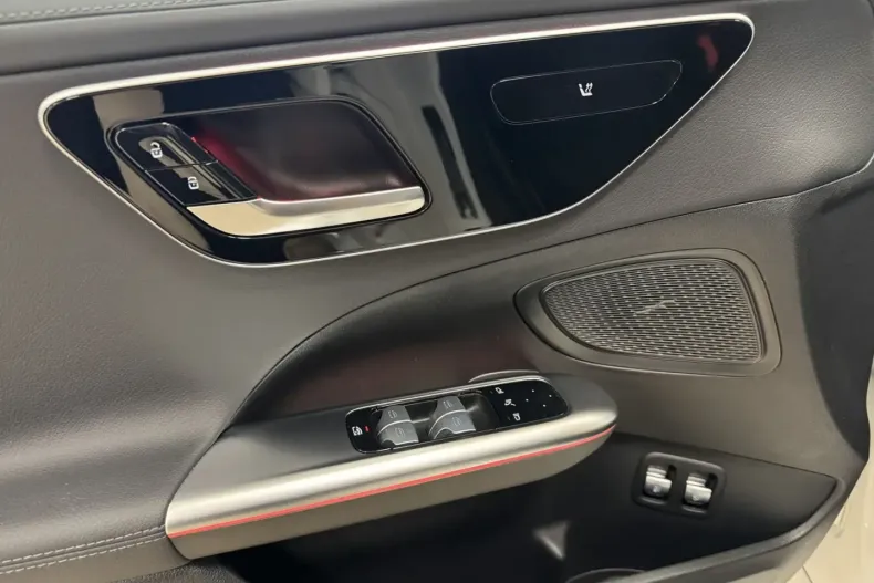 Mercedes-Benz C 300 (Clasa C) din 2023 cu 13.265 km - oferta MER178911 - foto 14