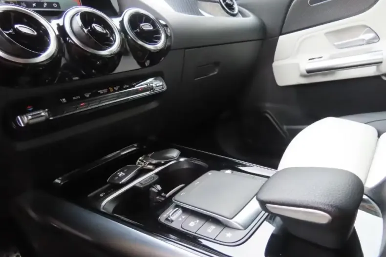 Mercedes-Benz GLA 200 (Clasa GLA) din 2021 cu 53.608 km - oferta MER179007 - foto 17