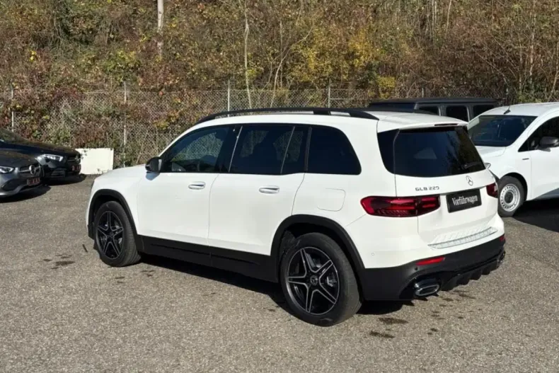 Mercedes-Benz GLB 220 (Clasa GLB) din 2025 cu 9.900 km - oferta MER179113 - foto 2