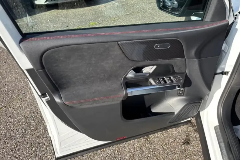 Mercedes-Benz GLB 220 (Clasa GLB) din 2025 cu 9.900 km - oferta MER179113 - foto 10