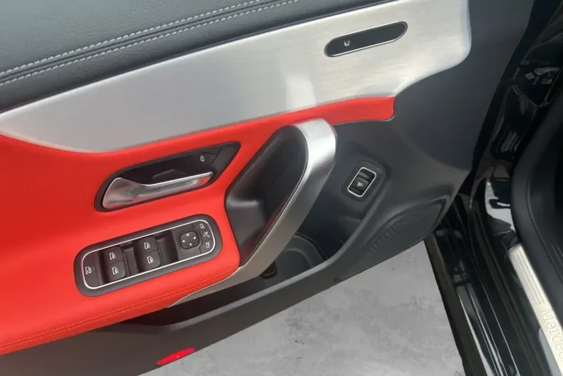 Mercedes-Benz CLA 200 din 2024 cu 14.104 km - oferta MER179141 - foto 11