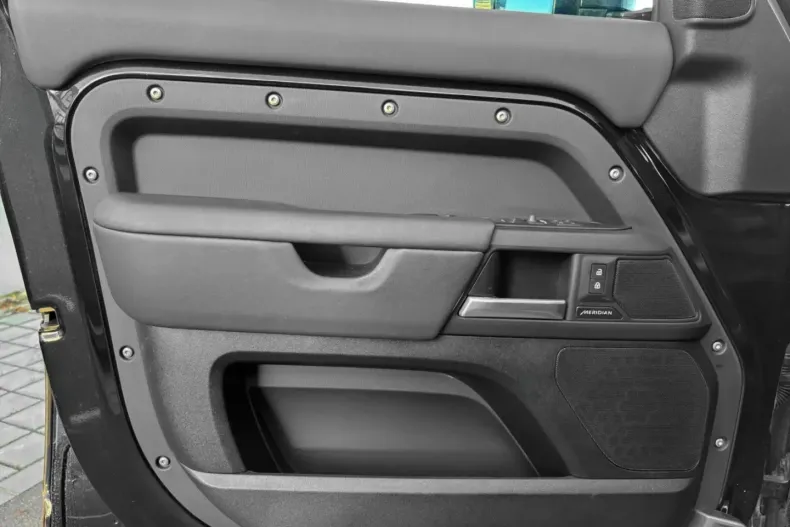 Land Rover Defender din 2025 cu 24.500 km - oferta LAN179690 - foto 6