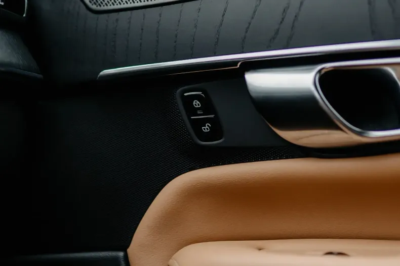 Volvo XC90 din 2021 cu 83.630 km - oferta VOL179773 - foto 29