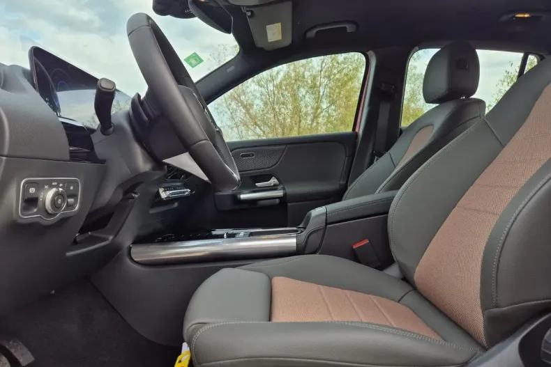 Mercedes-Benz EQA din 2025 cu 5.000 km - oferta MER179992 - foto 13