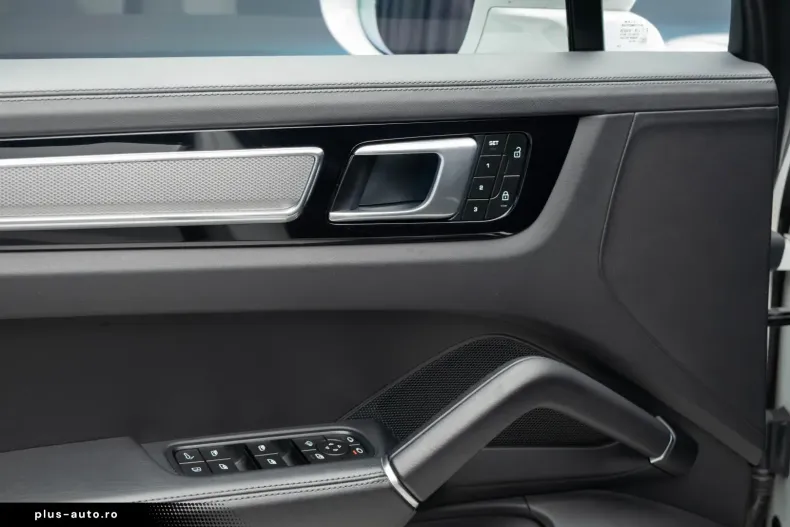 Porsche Cayenne din 2023 cu 68.302 km - oferta POR180358 - foto 7