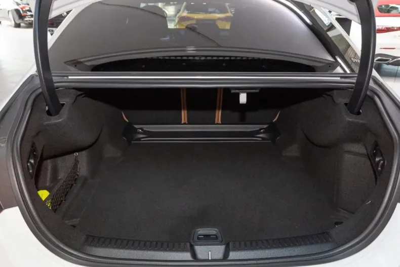 Mercedes-Benz E 200 din 2024 cu 17.840 km - oferta MER180421 - foto 13