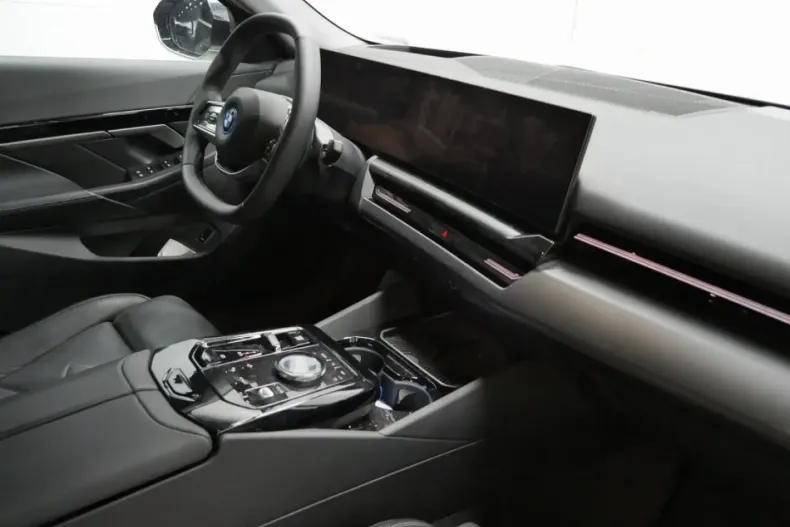 BMW 530 din 2024 cu 8.505 km - oferta BMW180506 - foto 5