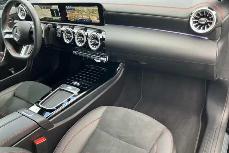 Mercedes-Benz CLA 220 din 2024 cu 8.500 km - oferta MER180895 - foto 8