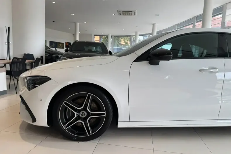 Mercedes-Benz CLA 200 din 2024 cu 12.000 km - oferta MER180898 - foto 5