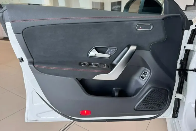 Mercedes-Benz CLA 200 din 2024 cu 12.000 km - oferta MER180898 - foto 9